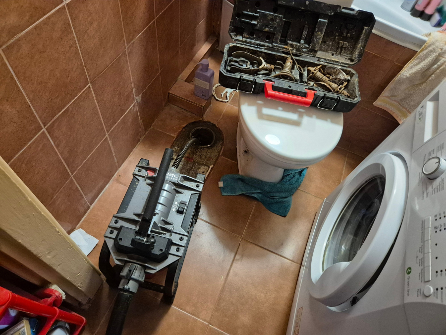 Udrażnianie kanalizacji od szamba do budynku wukiem, metodą hydrodynamiczną.